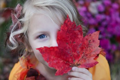 Mädchen mit Herbstblatt