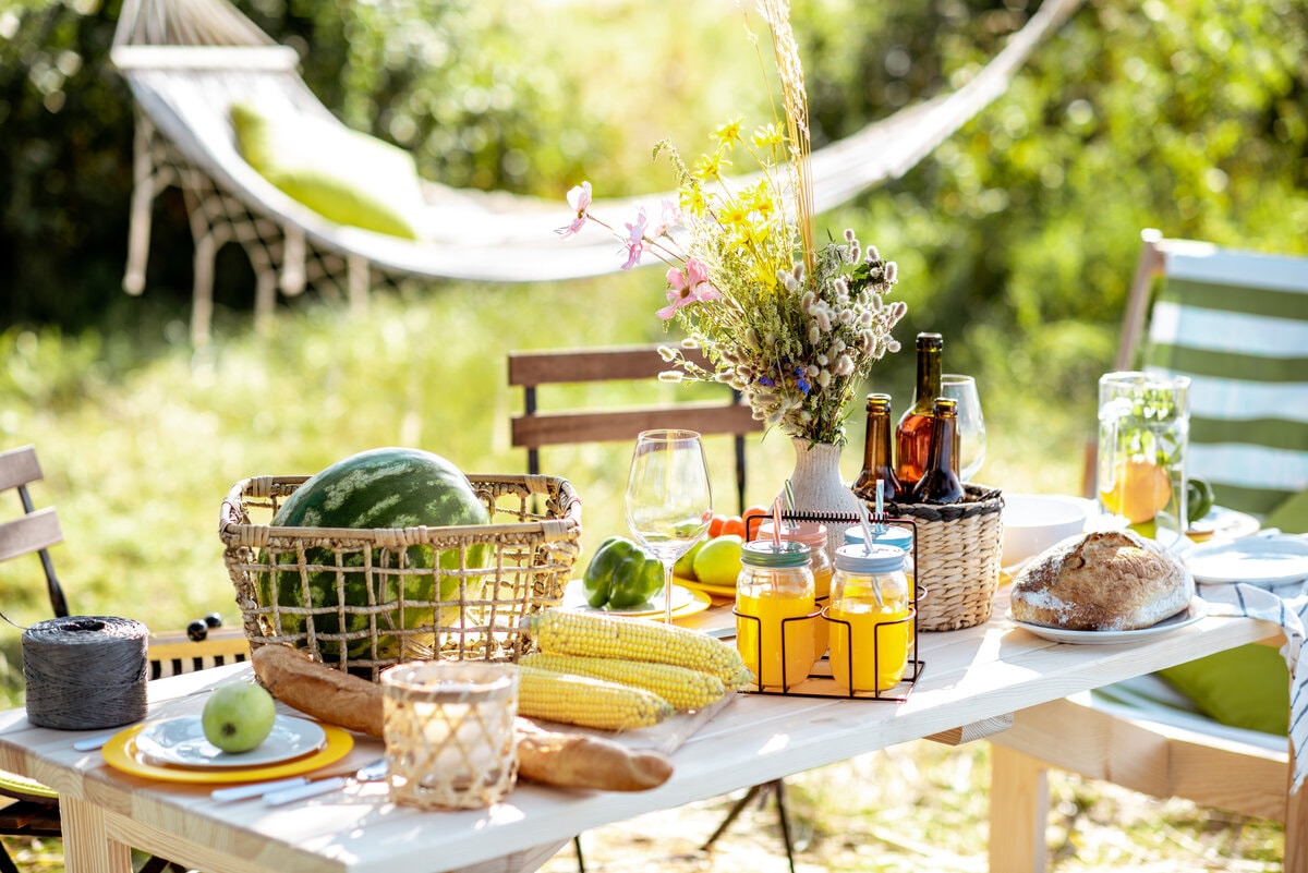 Sommerblumen als Tischdeko