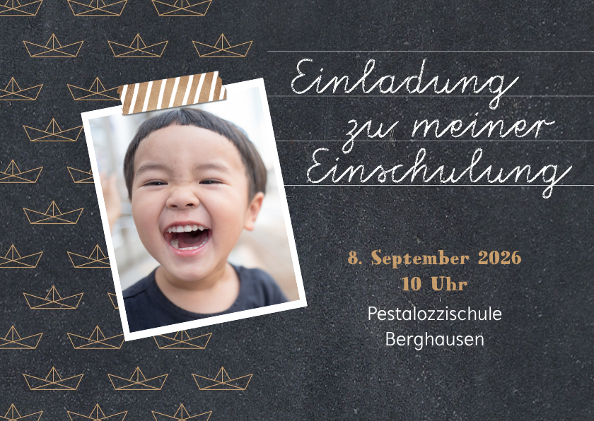 Einschulungskarten - Einladung zur Einschulung Papierboote beige Kreidetafel